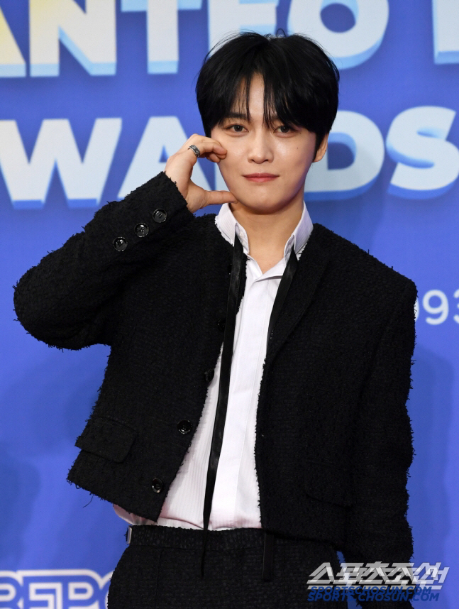 Kim Jae-joong was threatened by paparazzi. He was filmed drinking with a female singer. 