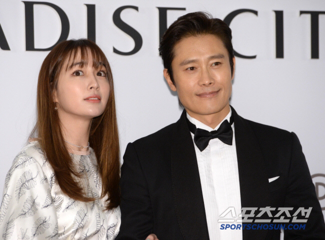 Lee Min-jung ♥ Lee Byung-hun calls to say he needs adult certification...He's only good at acting and raising children. 