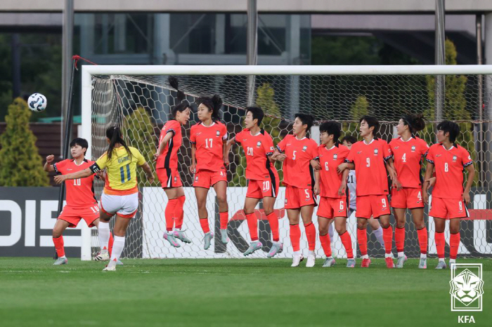  Free kick first goal allowed → Kim Min-jeong saved PK, ending the first half behind Colombia by 01