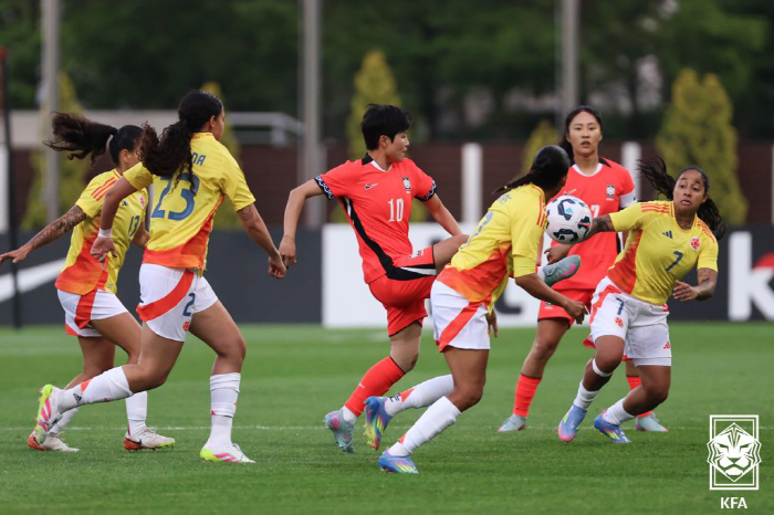  Free kick first goal allowed → Kim Min-jeong saved PK, ending the first half behind Colombia by 01