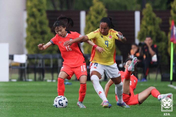  Free kick first goal allowed → Kim Min-jeong saved PK, ending the first half behind Colombia by 01