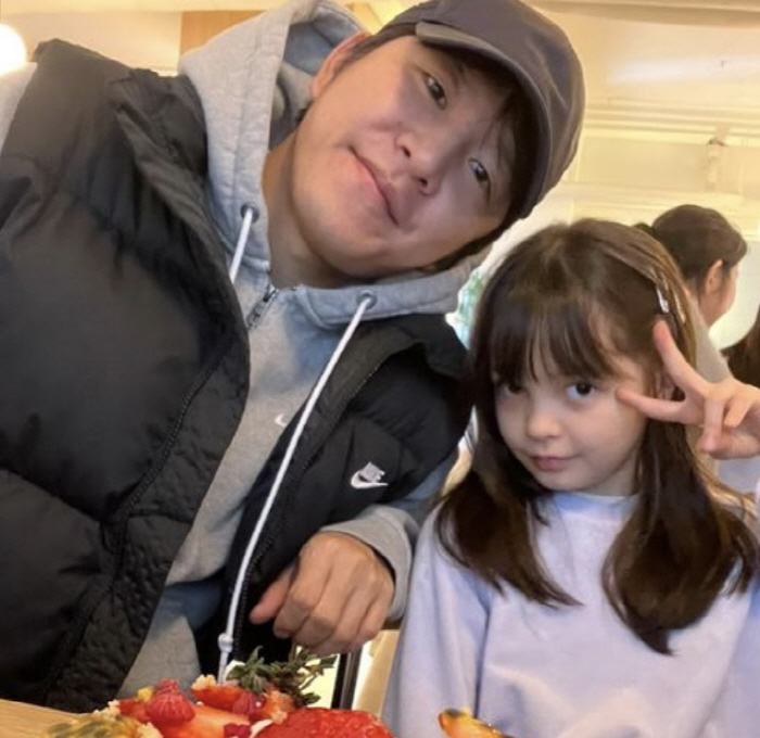 Park Joo-ho's Daughter Na Eun attends International School Eventually, you lose your laughter and you're having a hard time