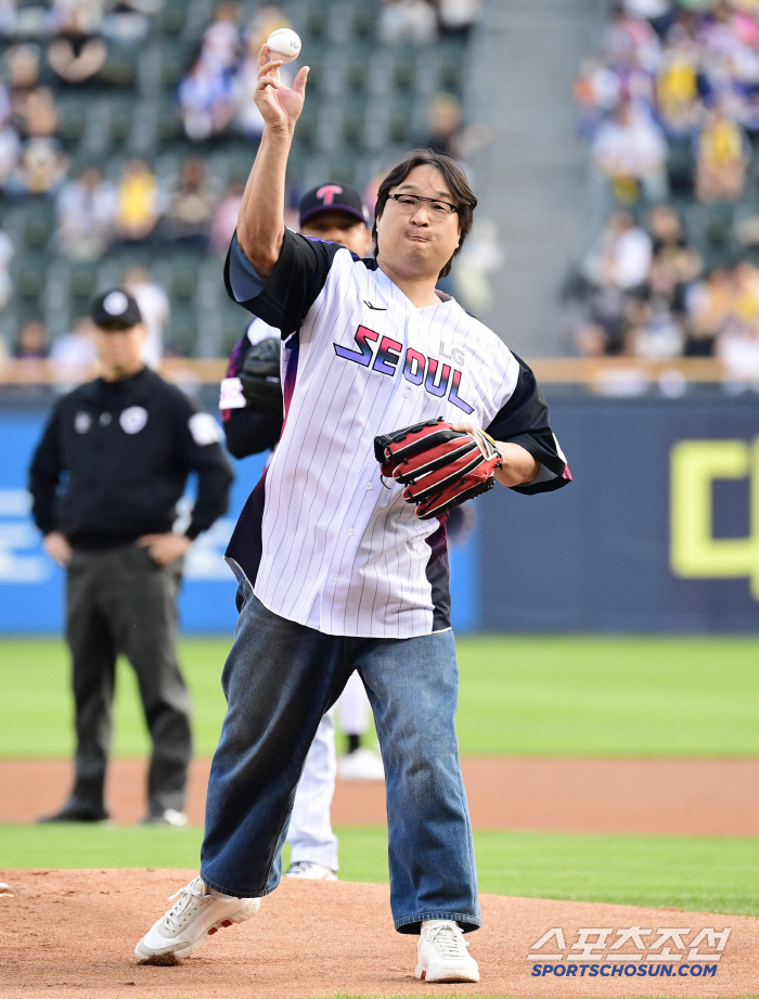  Kang Sung-hwan, wearing LG uniform, threw a powerful first pitch
