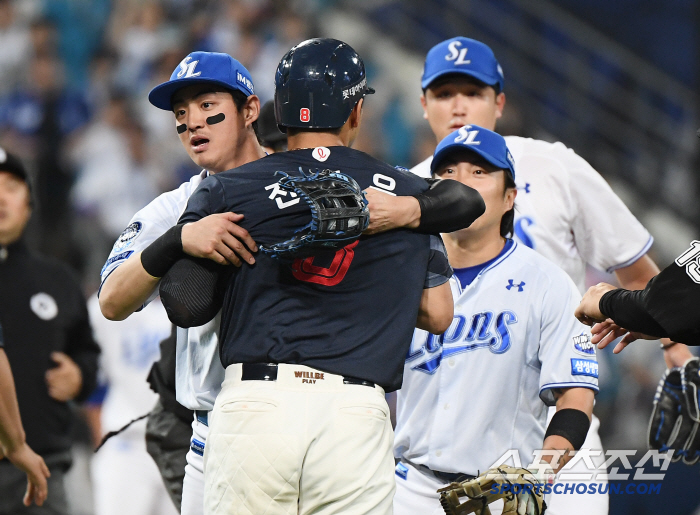 The quality of the two veterans who blocked the collision with their whole bodies, and the pitcher who defended the actual pitching, eventually bowed his head