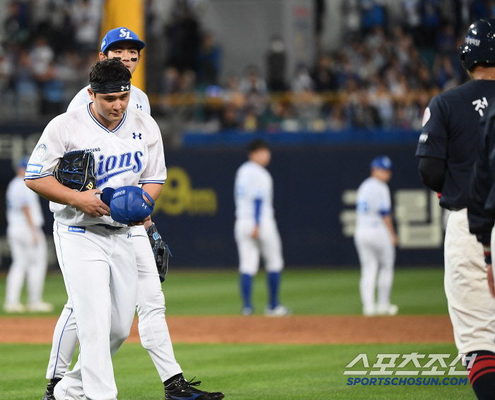 The quality of the two veterans who blocked the collision with their whole bodies, and the pitcher who defended the actual pitching, eventually bowed his head
