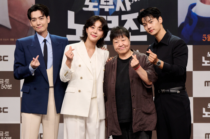  Jung Kyung-ho's performance as a ghost-watching labor attorney...Director Lim Soon-rye's first drama, 'Labour Labor' (Roundup)