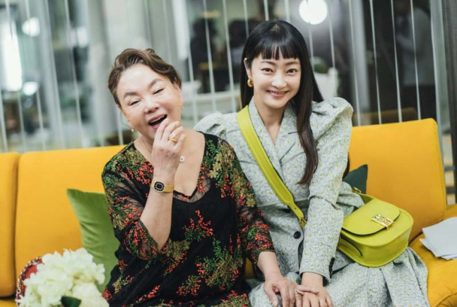 Seo Hyo-rim and Kim Soo-mi are disappointed with their parents and travel..Come and see me the next day
