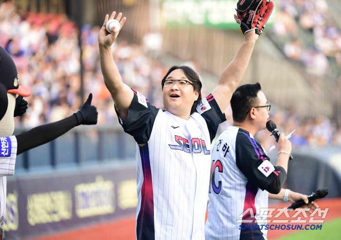 Twin true fan actor Cho Sung-hwan wore the LG Twins uniform and threw the first pitch of glory at Jamsil Stadium for the second consecutive year (Jamsil Field)