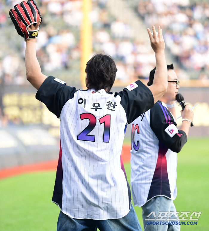Twin true fan actor Cho Sung-hwan wore the LG Twins uniform and threw the first pitch of glory at Jamsil Stadium for the second consecutive year (Jamsil Field)