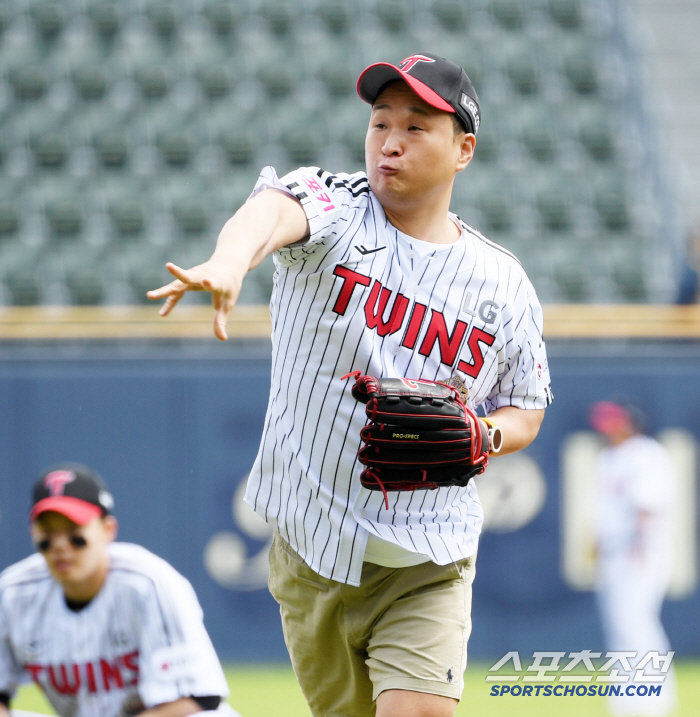 Twin true fan actor Cho Sung-hwan wore the LG Twins uniform and threw the first pitch of glory at Jamsil Stadium for the second consecutive year (Jamsil Field)