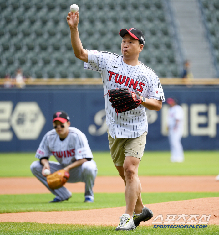 Twin true fan actor Cho Sung-hwan wore the LG Twins uniform and threw the first pitch of glory at Jamsil Stadium for the second consecutive year (Jamsil Field)