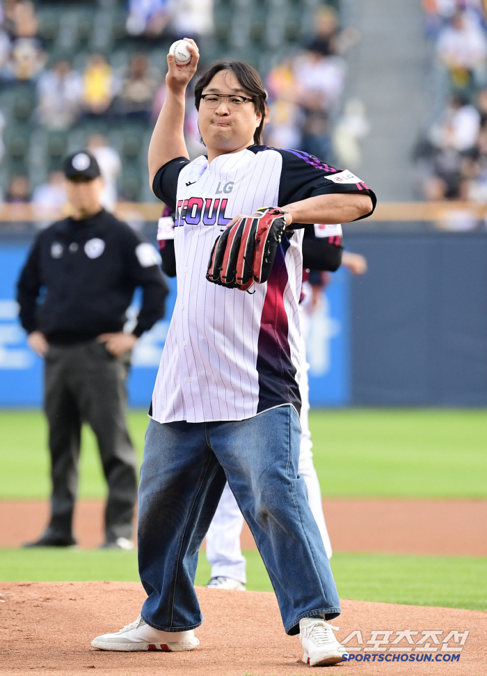Twin true fan actor Cho Sung-hwan wore the LG Twins uniform and threw the first pitch of glory at Jamsil Stadium for the second consecutive year (Jamsil Field)