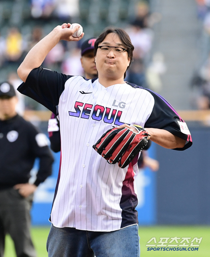 Twin true fan actor Cho Sung-hwan wore the LG Twins uniform and threw the first pitch of glory at Jamsil Stadium for the second consecutive year (Jamsil Field)