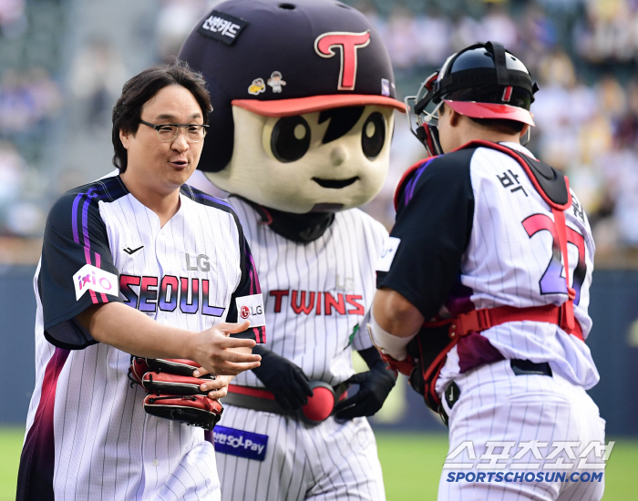 Twin true fan actor Cho Sung-hwan wore the LG Twins uniform and threw the first pitch of glory at Jamsil Stadium for the second consecutive year (Jamsil Field)