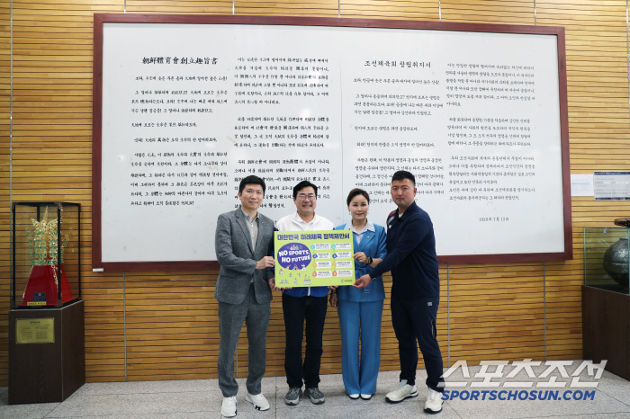 Yoo Seung Min, chairman of the Korea Sports Association, delivered a future sports policy proposal to Park Chan-dae's floor leader X Lim Oh-kyung, who visited Jincheon Training Center. 