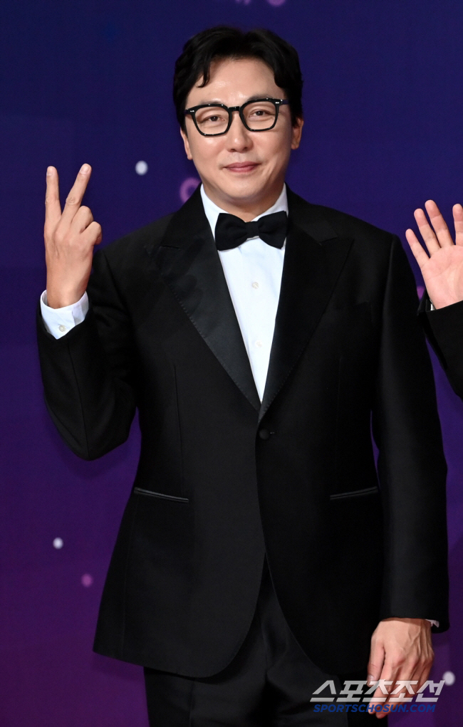 Tak Jae-hoon Distances Himself from 1 Billion Won Lawsuit Over YouTube Channel Dispute