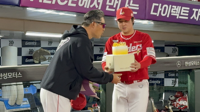 100 wins, Lee Sung Yong's embarrassed cake charge...Who's the culprit? The power of the original team. 