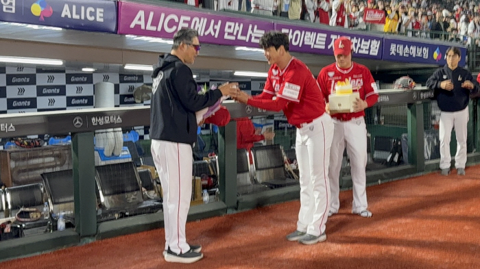 100 wins, Lee Sung Yong's embarrassed cake charge...Who's the culprit? The power of the original team. 