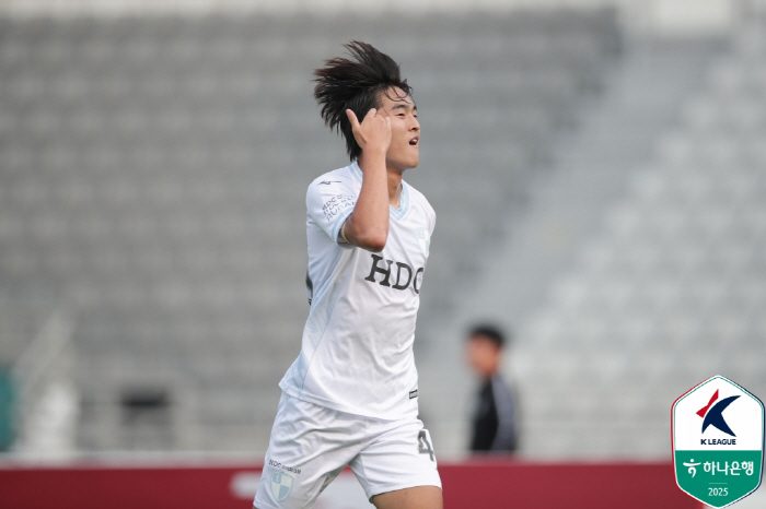 A big rookie born in 2006 burst! Baek Gaon K-League debut goal  2 goals and 2 assists Busan, 3 consecutive wins vs. Jinx E-Land 41 wins → 5th place leap 