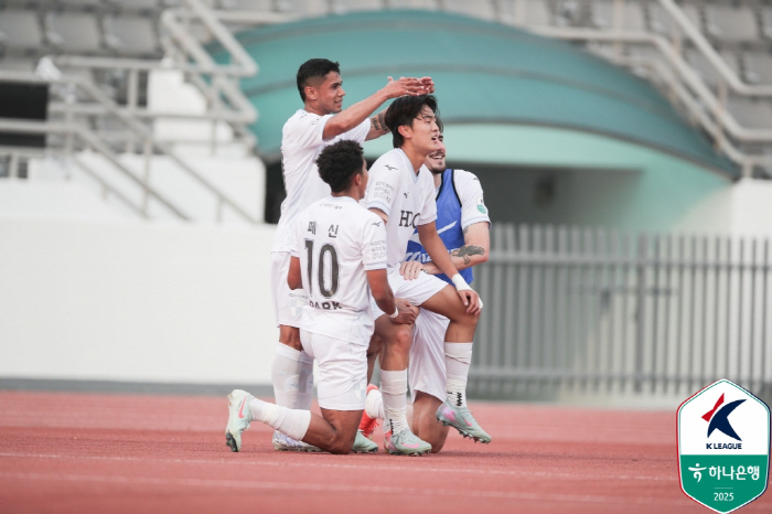 A big rookie born in 2006 burst! Baek Gaon K-League debut goal  2 goals and 2 assists Busan, 3 consecutive wins vs. Jinx E-Land 41 wins → 5th place leap 