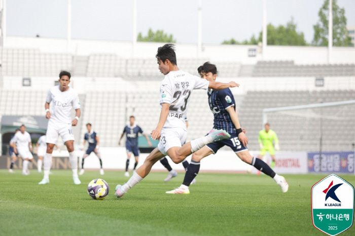 A big rookie born in 2006 burst! Baek Gaon K-League debut goal  2 goals and 2 assists Busan, 3 consecutive wins vs. Jinx E-Land 41 wins → 5th place leap 