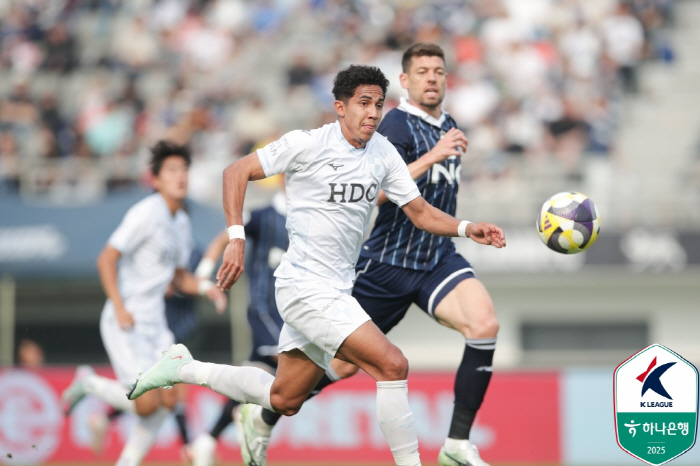 A big rookie born in 2006 burst! Baek Gaon K-League debut goal  2 goals and 2 assists Busan, 3 consecutive wins vs. Jinx E-Land 41 wins → 5th place leap 