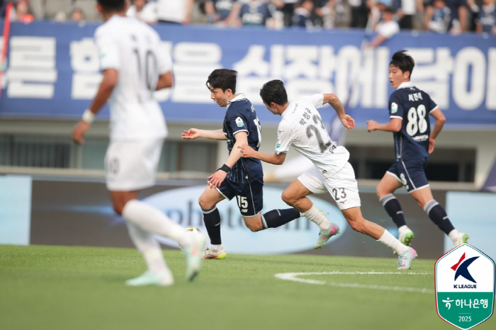 A big rookie born in 2006 burst! Baek Gaon K-League debut goal  2 goals and 2 assists Busan, 3 consecutive wins vs. Jinx E-Land 41 wins → 5th place leap 
