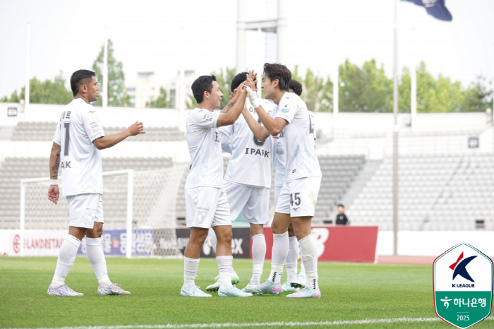 A big rookie born in 2006 burst! Baek Gaon K-League debut goal  2 goals and 2 assists Busan, 3 consecutive wins vs. Jinx E-Land 41 wins → 5th place leap 