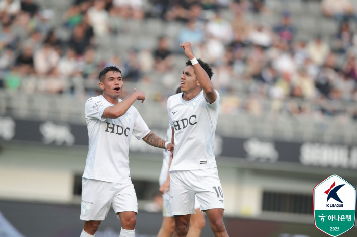 A big rookie born in 2006 burst! Baek Gaon K-League debut goal  2 goals and 2 assists Busan, 3 consecutive wins vs. Jinx E-Land 41 wins → 5th place leap 