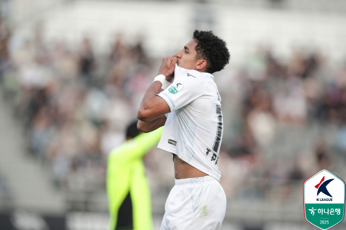 A big rookie born in 2006 burst! Baek Gaon K-League debut goal  2 goals and 2 assists Busan, 3 consecutive wins vs. Jinx E-Land 41 wins → 5th place leap 