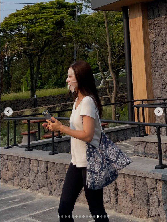 ♥ Cha Se-chi Han Chae-ah, put a face mask on her face and walk...This is pretty enough