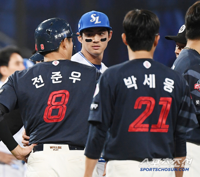 Choi Won-tae's attitude, which was hard for Park Se-woong to endure that the starter, who had been pitching scoreless, jumped into the fire pit