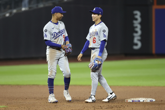 Does the energy of the universe come to Kim Hye-sung? Los Angeles Dodgers' starting shortstop Betts injured toe collision at home. an unexpected opportunity for Kim Hye-sung