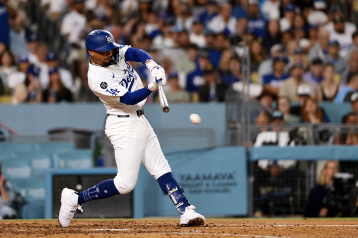 Does the energy of the universe come to Kim Hye-sung? Los Angeles Dodgers' starting shortstop Betts injured toe collision at home. an unexpected opportunity for Kim Hye-sung