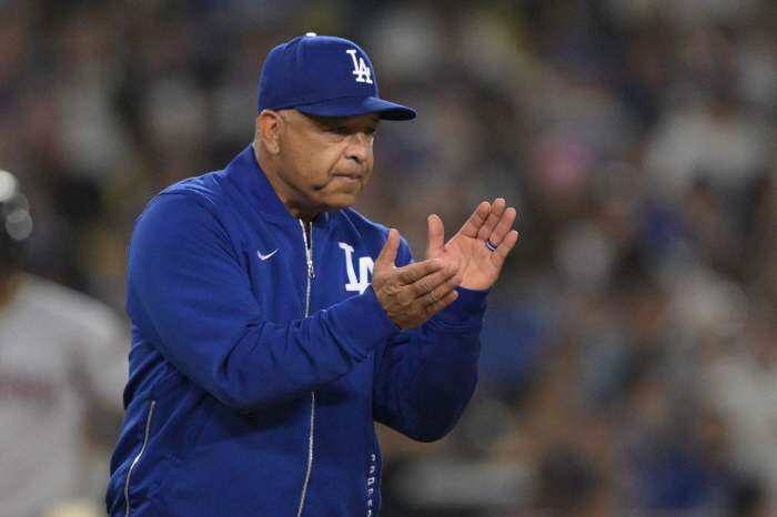 Does the energy of the universe come to Kim Hye-sung? Los Angeles Dodgers' starting shortstop Betts injured toe collision at home. an unexpected opportunity for Kim Hye-sung