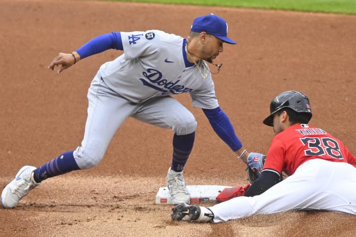 Does the energy of the universe come to Kim Hye-sung? Los Angeles Dodgers' starting shortstop Betts injured toe collision at home. an unexpected opportunity for Kim Hye-sung