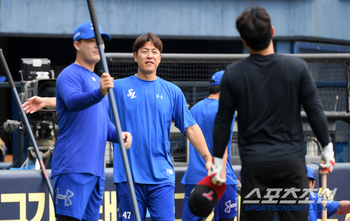 Dongwon, in your arms, ran to Kang Min-ho's hand gesture, and it was hot because it was hot. 