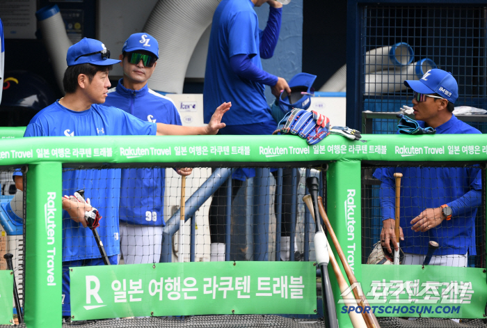 Dongwon, in your arms, ran to Kang Min-ho's hand gesture, and it was hot because it was hot. 