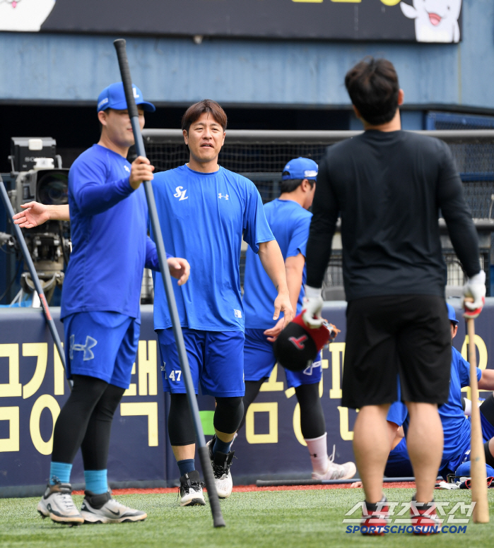 Dongwon, in your arms, ran to Kang Min-ho's hand gesture, and it was hot because it was hot. 
