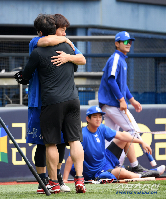 Dongwon, in your arms, ran to Kang Min-ho's hand gesture, and it was hot because it was hot. 