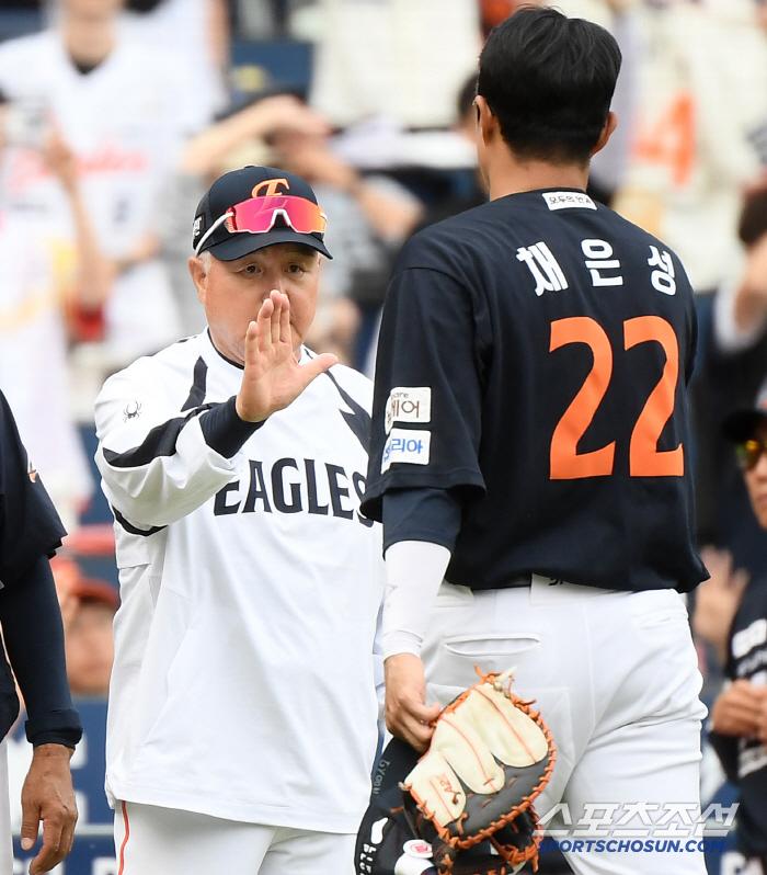 The economy is getting worse... The finish was shaky, but he laughed at the big inning with six runs in the ninth inning→Laughing at Winning Series