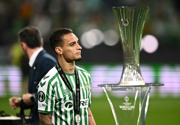 It's not a house, it's a joint ownership! Kidnapping Antony Remains → Betis's Temptations...Offer to sell only part of Manchester United's stake → weekly pay cut is inevitable