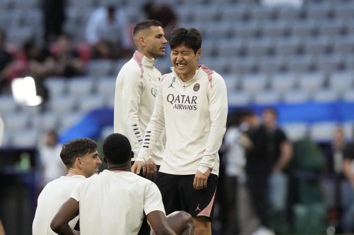 Just five minutes, please… Lee Kang-in, who is about to play in the UCL final, is very interested in whether he will play or not. Will he be the first member of the treble in Korean soccer history