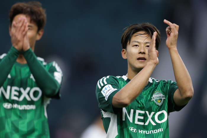  Lee Seung-woo's fantastic overhead → Park Jin-seop's winning goal Jeonbuk and Ulsan Hyundai come from behind to win the Derby 31...31,830 people will be sent to work, and a leading system will be established