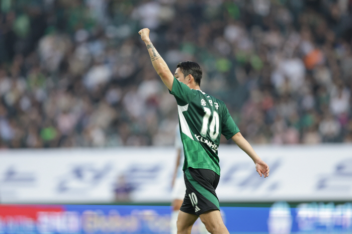  Lee Seung-woo's fantastic overhead → Park Jin-seop's winning goal Jeonbuk and Ulsan Hyundai come from behind to win the Derby 31...31,830 people will be sent to work, and a leading system will be established