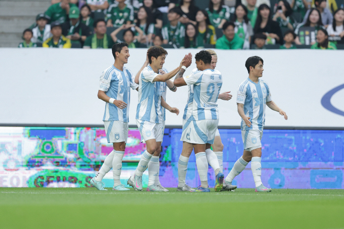  Lee Seung-woo's fantastic overhead → Park Jin-seop's winning goal Jeonbuk and Ulsan Hyundai come from behind to win the Derby 31...31,830 people will be sent to work, and a leading system will be established
