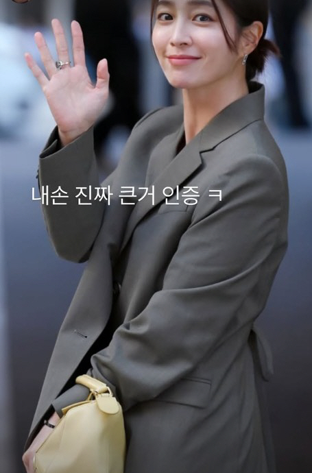 Lee Byung-hun ♥ Lee Min-jung, controversy over his big hand...It's not photoshopped?
