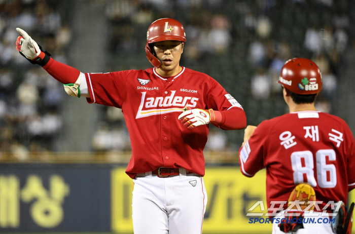Lotte, which is lethargic despite Busan fans' support, surpasses 20,000 on average...Ko Myung-jun's first shot → Pilseungjo's perfect pitching SSG, avenging his defeat the previous day 