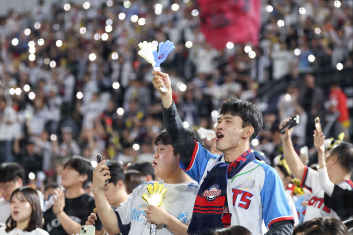 Lotte's fan explodes in high flight! Sajik sold out for 15 consecutive games → Home average crowd exceeded 20,000 