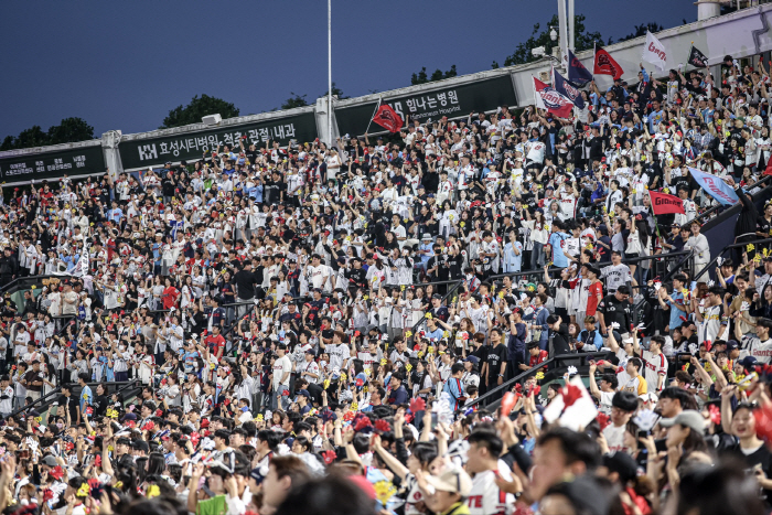 Lotte's fan explodes in high flight! Sajik sold out for 15 consecutive games → Home average crowd exceeded 20,000 